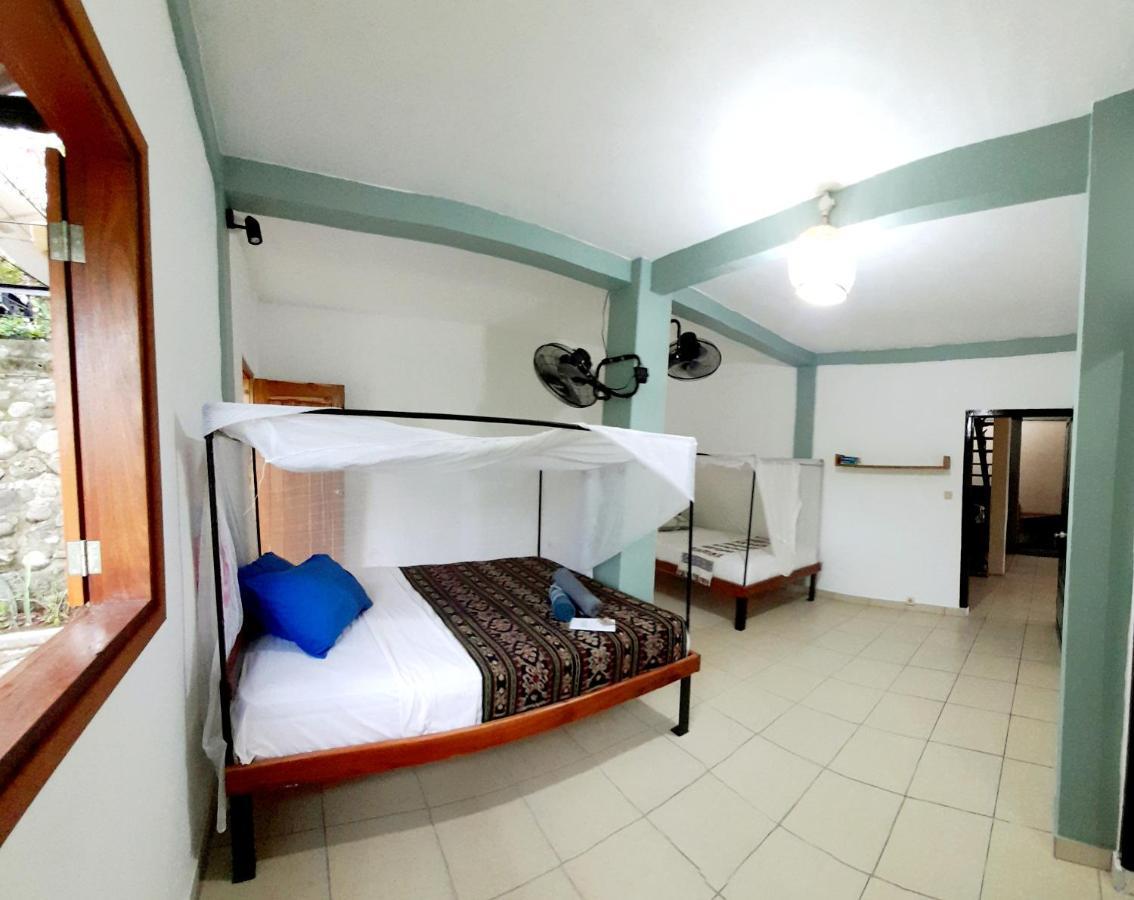 Merdeka House Maluk Exterior foto
