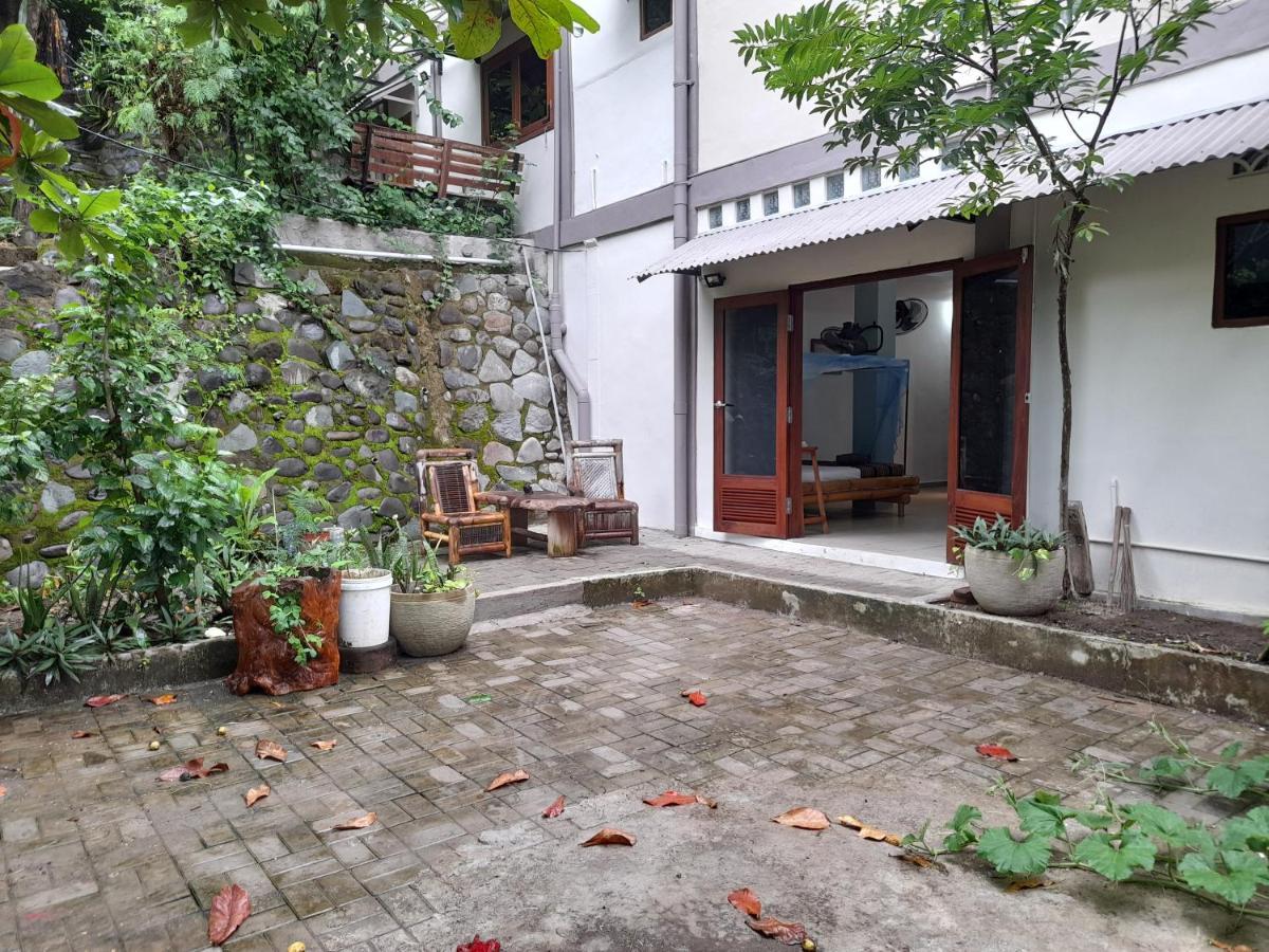 Merdeka House Maluk Exterior foto